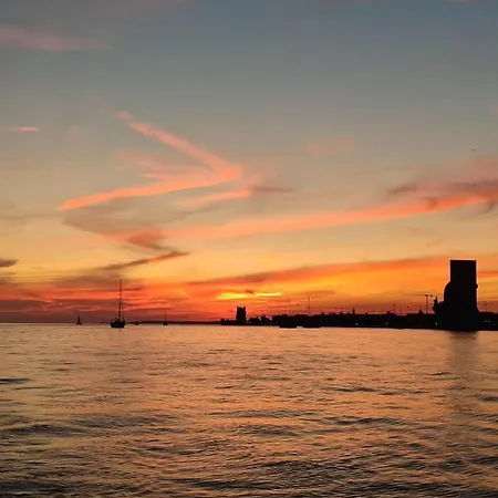 Sailing Tours - Night On Board - Alcantara Båthotell Lisboa